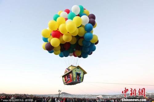 资料图：效仿《飞屋环游记》，氢气球带着一座房子起飞。