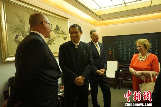 中国侨网悉尼中国文化中心主任陈霜（左二）与来宾会谈。　罗小红　摄