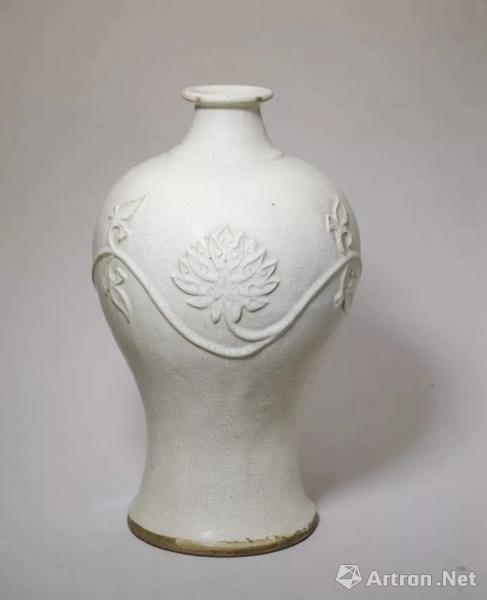 宜兴窑塑贴莲花纹梅瓶，明，高28.1cm,口径4.9cm,底径14.2cm.
