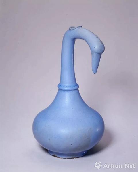 宜兴窑天蓝釉鹅颈瓶，明，高24.5cm,口径2.4cm,足径7.6cm.