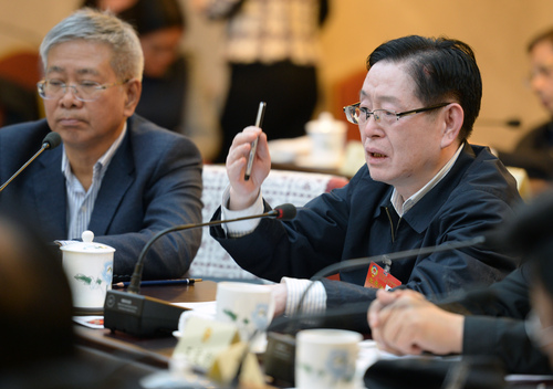 王作安常委在分组讨论会上发言。