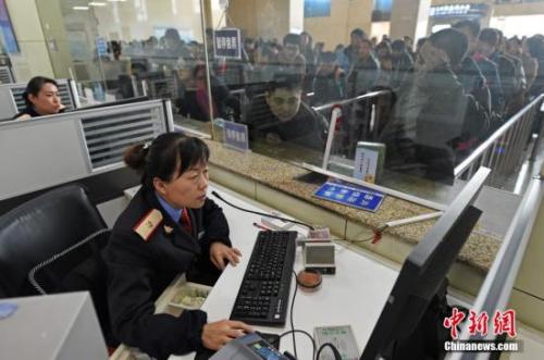 资料图：山西太原火车站售票大厅，工作人员在向旅客发售车票。<a target='_blank' href='http://www.chinanews.com/'>中新社</a>记者 武俊杰 摄