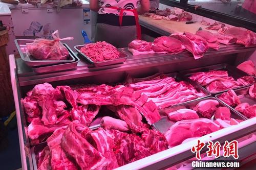 北京西城区露园百姓生活服务中心的猪肉销售摊贩。<a target='_blank' href='http://www.chinanews.com/' >中新网</a> 种卿 摄