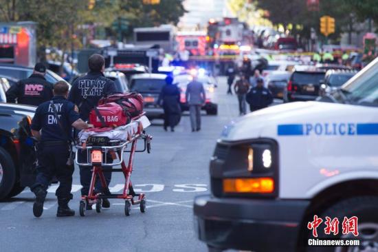 大量警力聚集在纽约曼哈顿西侧快速路卡车撞人恐怖袭击现场。 <a target='_blank' href='http://www.chinanews.com/'>中新社</a>记者 廖攀 摄