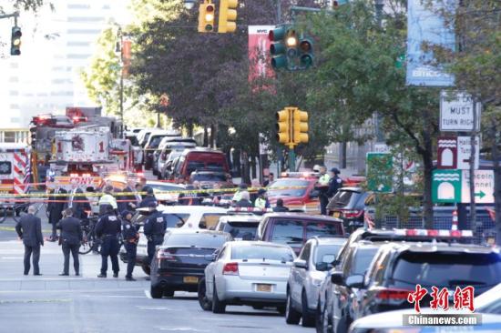 大量警力聚集在纽约曼哈顿西侧快速路卡车撞人恐怖袭击现场。 <a target='_blank' href='http://www.chinanews.com/'>中新社</a>记者 廖攀 摄