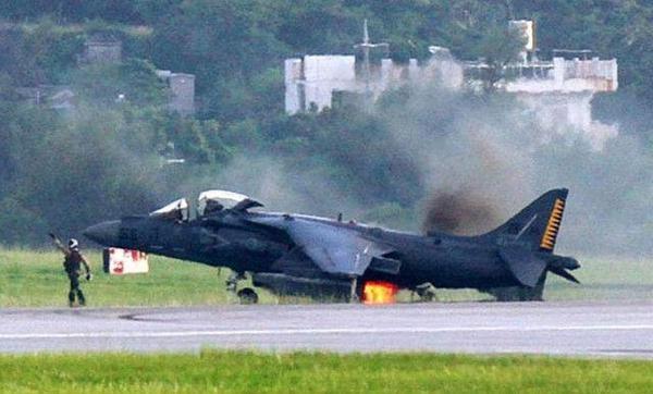 日本自卫队F-15战斗机紧急着陆 因飞行员腿麻了