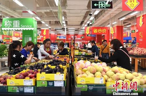 资料图：广西南宁，民众在超市选购水果。<a target='_blank' href='http://www.chinanews.com/'>中新社</a>记者 俞靖 摄