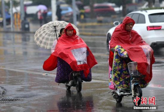 10月31日，西安城区下起了小雨。近日，随着冷空气的抵达，西安天气阴冷。<a target='_blank' href='http://www.chinanews.com/'>中新社</a>记者 张远 摄
