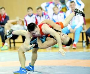 中国侨网中俄青少年运动会摔跤比赛。 　　广州日报全媒体记者 廖艺 摄