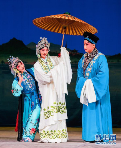 11月4日，在俄罗斯符拉迪沃斯托克，中国国家京剧院演员表演《白蛇传》。　新华社记者吴刚摄