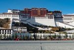 西藏拉萨布达拉宫完成冬季换“装”