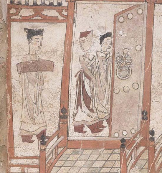 忻州九原岗墓道北壁(局部)，廊中侍女臂横一物为何物或待考