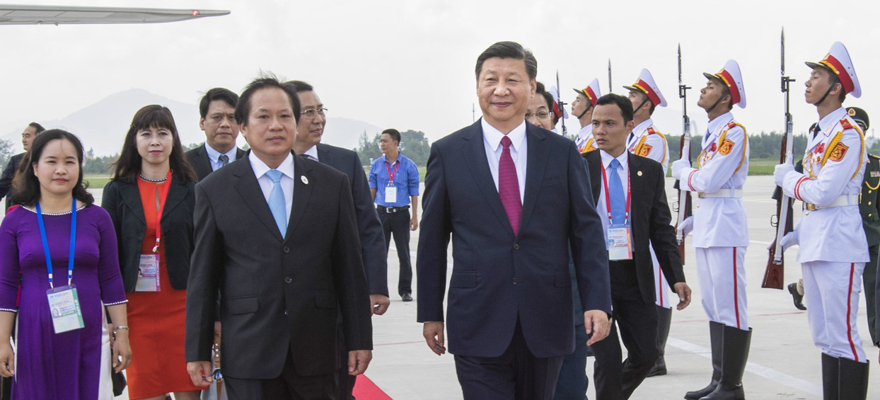 习近平抵达岘港出席亚太经合组织第二十五次领导人非正式会议并访问越南