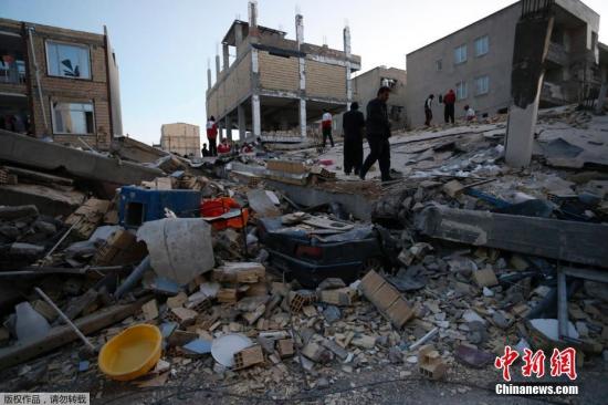 伊朗救援人员在震区内进行搜救工作。