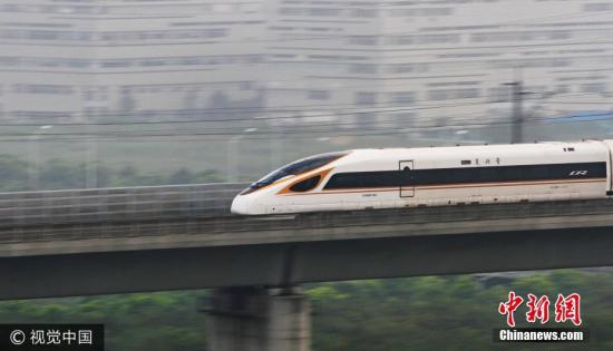 图为9月21日，“复兴号”动车组列车以时速350公里高速经过江苏省常州市。 图片来源：视觉中国
