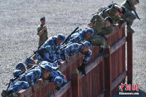 资料图为中俄双方海军陆战队员翻越围墙障碍。<a target='_blank' href='http://www.chinanews.com/'>中新社</a>记者 任东 摄