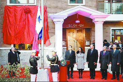 16日，巴拿马总统巴雷拉(右三)与中国外长王毅(右二)在北京共同出席巴拿马驻华使馆开馆仪式。