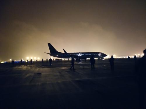 11月13日21时56分，湖南长沙，南方航空公司CZ6406航班在历经空中火警事件后，紧急备降长沙黄花机场。乘客陈诚供图