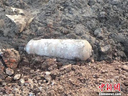 工人挖出150公斤航空炸弹 警方妥善销毁(图)