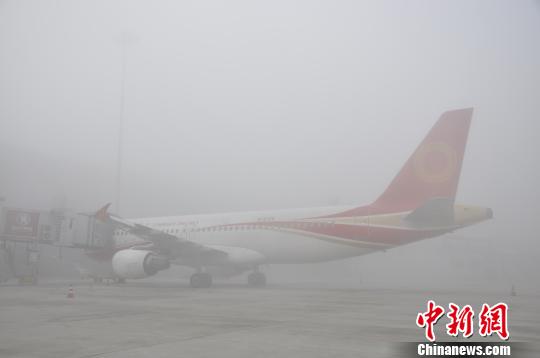 成都机场因大雾关停东跑道逾8000名旅客滞留