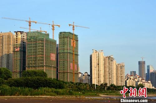 9月18日，中国国家统计局发布了2017年8月份70个大中城市住宅销售价格统计数据。数据显示，70个大中城市中，一线城市房价环比继续下降，二三线城市涨幅有所回落。图为福州正在建设中的房地产楼盘。（资料图片）<a target='_blank' href='http://www.chinanews.com/'>中新社</a>记者 张斌 摄