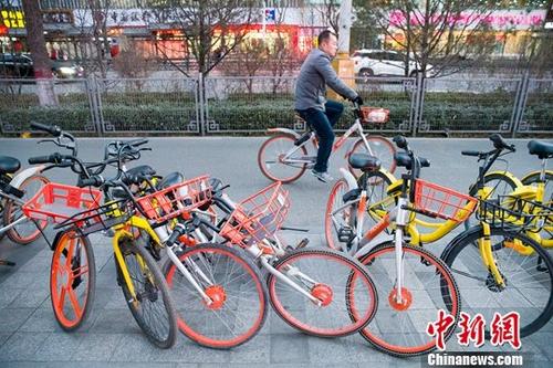 资料图：山西太原，民众正在使用共享单车。<a target='_blank' href='http://www.chinanews.com/'>中新社</a>记者 张云 摄
