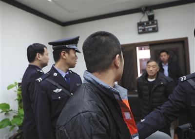 昨日，庭审结束后，刘某与前来旁听的父亲道别。