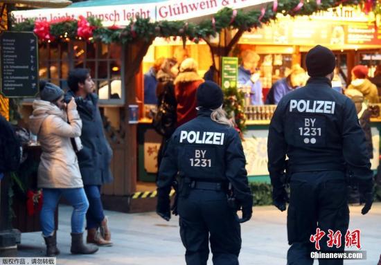 当地时间11月28日，德国多地圣诞市场吸引大批民众前往购物，警方严密布防防止袭击。图为德国慕尼黑警方加强了圣诞市场的巡逻。