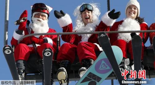 美国缅因州西部的周日河滑雪胜地12月3日举办了第18届年度圣诞老人活动，为慈善筹款。