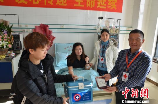 徐州市红十字会和对方医院交接采集的干细胞。　陈雪 摄