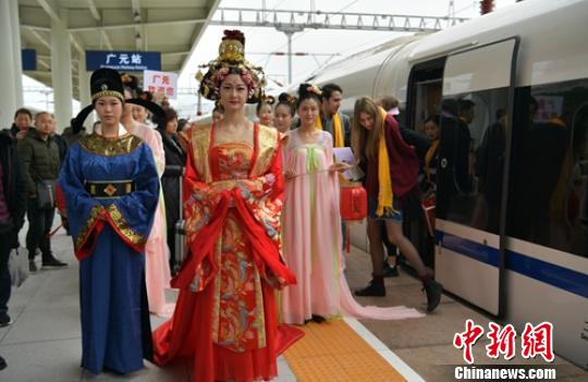 广元火车站玩穿越的“古人”迎客忙。　刘忠俊 摄