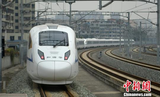 西安至成都的首发列车驶离绵阳站开往成都。　刘忠俊 摄