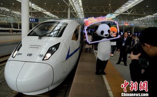 成都火车东站“熊猫”赶场西成高铁首发。　刘忠俊 摄