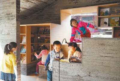 孩子们在改造后的北京前门大栅栏茶儿胡同8号“微杂院”玩耍