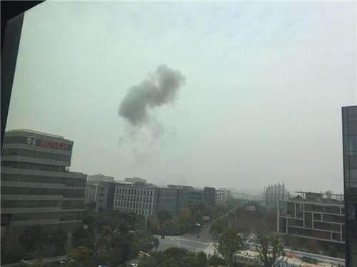 上海长宁临空园区附近出现巨响浓烟 有人员受伤
