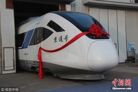 12月7日，中车四方股份公司为北京市郊铁路副中心线量身打造的CRH6A型城际动车组正式交付北京，并命名为“京通号”。北京青年报记者了解到，年底，被称为“铁路公交”的北京市郊铁路副中心线北京西至通州站将率先开跑。届时，北京西站至通州站运行时间约42分钟，北京站至通州站约25分钟。据了解，北京市郊铁路副中心线是北京市政府为缓解市区至通州沿线的通勤压力，利用既有国铁线路富余能力，通过线路及站台改造，开行城际动车组的线路。副中心线西起衙门口站，经北京西站、北京站、北京东站，东至通州站，全长38.8公里。该项目是国家市郊铁路示范项目，也是北京市郊快速轨道网的重要组成部分，计划于年底先期开通北京西站、...