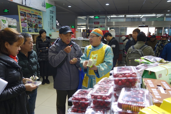 承德一百三十六庄农业发展有限公司总经理刘福金（右一）向北京居民介绍承德特色农产品