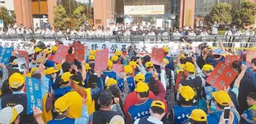 　高雄3万劳工大游行抗议台当局“过劳死”修正案 。(图片来源：台湾《联合报》)