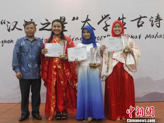 图为阿拉扎大学孔子学院中方院长肖祥忠(左一)为获奖选手颁奖。　林永传 摄