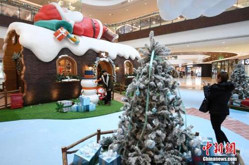 资料图：一座巨型“圣诞老人”亮相浙江杭州的某家商场。<a target='_blank' href='http://www.chinanews.com/'>中新社</a>记者 王远 摄