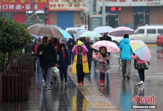 资料图：下雨天气。<a target='_blank' href='http://www.chinanews.com/'>中新社</a>记者 张远 摄