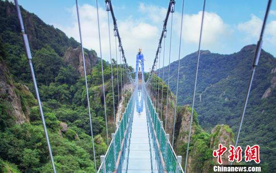 国内首座高空特效玻璃桥“飞龙在天”航拍图。　张娅子 摄