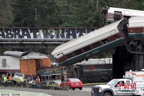 数节脱轨车厢掉落到铁路桥下的5号州际公路路面，造成南向行驶的车道暂时关闭。报道说，已有6人在这一事故中死亡。