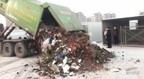 女子把11万的钻戒扔了 8名环卫工翻了13吨垃圾找到