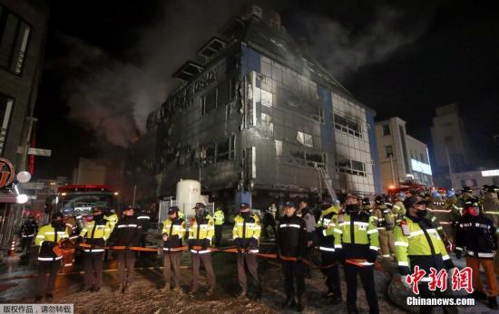 消防人员表示，16名被困在2楼公共桑拿室的人，均已死亡。此外，因大火跑到屋顶躲避的20人成功获救。