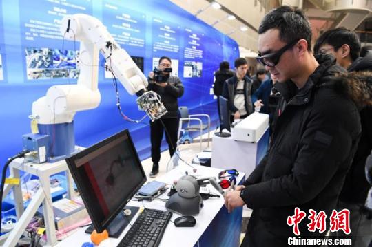 图为上海交大医疗机器人研究院成果展示现场。　梅秋武 摄
