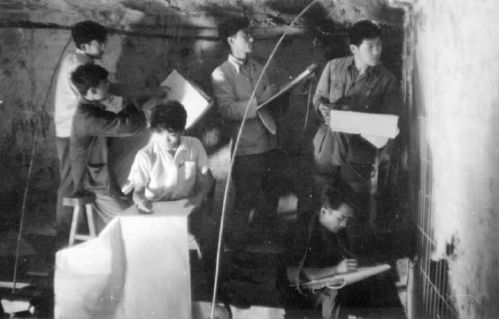 1963年中央美术学院师生在麦积山石窟实习