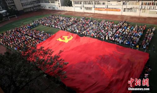 资料图：2016年02月24日，重庆市渝高中学，同学们传递一面90米宽的巨大党旗。图片来源：视觉中国