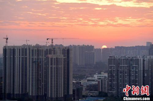 图为成都城区一角太阳正从东方升起。中新社记者 刘忠俊 摄