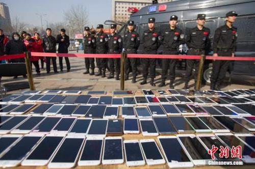 3月2日，山西太原警方发还民众被盗手机。近日，太原市公安局侦破一个手机扒窃犯罪团伙，破获案件200余起，追缴手机180余部。张云 摄